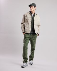 Men's jacket with corduroy details on the collar and sleeves. Visible button placket. Four front patch pockets, including one buttoned chest pocket. Hidden interior patch pocket. Quilted lining. Adjustable buttoned cuffs. Cotton Sport Coat With Corduroy Collar For Fall, Fall Cotton Sport Coat With Corduroy Collar, Cotton Tweed Jacket With Welt Pockets For Fall, Fall Cotton Tweed Jacket With Welt Pockets, Classic Cotton Sport Coat With Flap Pockets, Cotton Tweed Jacket For Work With Long Sleeves, Long Sleeve Cotton Tweed Jacket For Work, Cotton Tweed Jacket For Workwear, Cotton Tweed Jacket With Welt Pockets