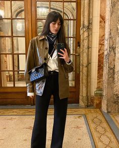 Fashion In Barcelona Street Style, New York Style Women, Casual Date Night Outfit Fall 2023, Riding Boots Outfit 2024, Leia Sfez Style, 90s Italian Fashion, Western Hippie Fashion, Leia Sfez, 70 Style