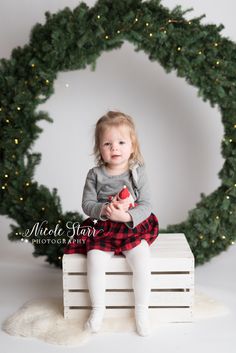 Christmas Minis Fireplace, Simple Holiday Photoshoot, Christmas Photo Session Studio, Simple Indoor Christmas Photoshoot, Simple Christmas Setup Photography, Simple Christmas Photo Setup, Christmas Mini Set Up Indoor, Simple Christmas Mini Sessions Indoor, Simple Christmas Photoshoot Indoor