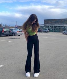 Flare Outfits Aesthetic, Outfit Ideas Black Flared Pants, Flared Pants Aesthetic, Flare Pants Outfit Summer, Flare Jeans Outfit Black, Flare Pants Outfit Classy, Flare Pants Outfit Casual, Flared Leggings Outfit Summer, Black Pants Outfit Dressy