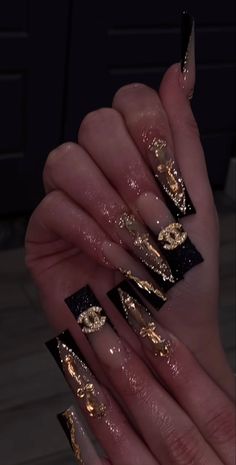 Black And Gold Bling Acrylic Nails, Black And Gold Birthday Nails Acrylic, Prom Nails Acrylic Gold And Black, Black And Gold Freestyle Nails, Black And Gold Long Acrylic Nails, Sweet 16 Nails, Black Gold Nails, Quinceanera Nails, Gold Acrylic Nails