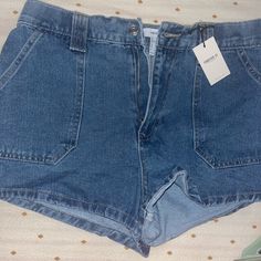 Never Worn Size Large Short Fits Slightly Small Forever 21 High-waisted Shorts With Pockets, Forever 21 Blue Jean Shorts, Forever 21 Medium Wash Shorts, Forever 21 Medium Wash High-waisted Shorts, Forever 21 Short Bottoms With Pockets, Forever 21 Shorts With Pockets, Forever 21 Light Wash Summer Shorts, Forever 21 Light Wash Short Bottoms, Forever 21 Light Wash Shorts