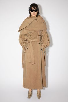 Trench Coat Runway, Coat Runway, Trench Coat Beige, Drop Shoulder Coat, Designer Outerwear, Trench Beige, Tan Trench Coat, Willow Smith, Trench Coat Outfit