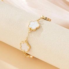 Brand New Beautiful Clover Bracelet. Bracelet Elegant, Jewelry Delicate, Clover Bracelet, Gold Plated Bracelets, Hand Jewelry, Flower Charm, White Flower, Womens Jewelry Bracelets, Chain Bracelet