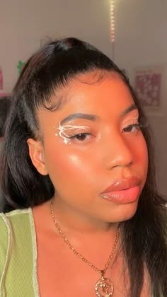 Graphic Liner | White Liner|Liner Dotted Eyeliner Looks, Graphic Liner Black Women, Graphic Liner Makeup Black, White Graphic Eyeliner Hooded Eyes, White And Black Graphic Liner, Everyday Graphic Liner, Graphic Liner White, White Liner Makeup Looks