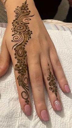 mehndi art Mehndi Designs Simple Tattoo, Shoulder Henna, Front Mehndi, Small Henna Tattoos, Henna Flower Designs, Mehndi Designs Simple, Henna Inspo, Front Mehndi Design, Bridal Mehandi