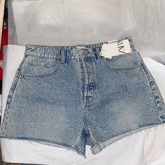 Description: High-Waisted Five Pocket Shorts Featuring A Washed Effect And An Unfinished Hem. Front 4 Metal Button Closure. Rigid Materials: Outer Shell: 100% Cotton Color: Mid-Blue Summer Medium Wash Pants With Button Closure, Summer Pants With Button Closure In Medium Wash, Denim Bottoms With Five Pockets For Summer, Summer Denim Pants With Button Closure, High Waist Casual Jean Shorts With Button Closure, Trendy Summer Bottoms With Five Pockets, Short Denim Pants For Spring, Spring Short Denim Pants, High-waisted Denim Shorts With Five Pockets