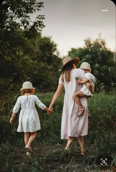 Family Photos Flower Field, Dreamy Family Photoshoot, Flower Field Family Photoshoot, Mother And Children Photography, Field Family Photoshoot, Family Outdoor Photoshoot, Siblings Photoshoot, Mother Day Photoshoot, Mother Day Photoshoot Mini Sessions