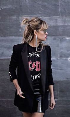 Rock the stage with these fierce women's concert outfit ideas! From edgy leather
 jackets to statement band tees, we've got you covered Stil Rock, Rocker Chic Style, Rock N Roll Style, Rock Outfits, Rocker Style, Lenny Kravitz, Rocker Chic, Rock Punk, Rock Chic