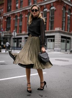 Gucci Fashion Show, Gucci Belt Outfit, Gold Pleated Skirt, Belt Outfit, Metallic Midi Skirt, Black Mock Neck, Metallic Skirt, Looks Black, One Clothing