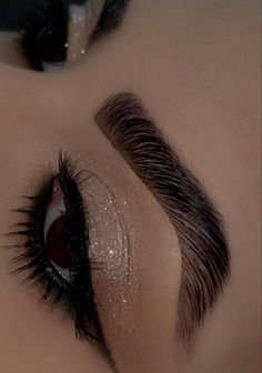 MAKEUP TUTORIALESDEMAQUILLAJE MAQUILLAJE MAQUILLAJEPARAPRINCIPIANTES GRWM MAQUILLAJEDEOJOS SOMBRAS SKINCARE DELINEADOTUTORIAL CUIDADOSPIELMADURA MAKEUPPARAFIESTA ILUMINADOR BLUSH CONTORNO Quinceanera Makeup, Quince Themes, Maquillage Yeux Cut Crease, Evening Eye Makeup, Eye Makeup Images, Shimmer Eye Makeup, Wedding Eye Makeup, Cute Eye Makeup