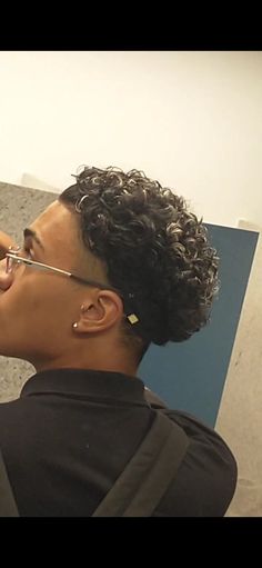 Haircuts Curly Hair Men, Taper Fade Long Hair, Curly Hair Taper, Curly Hairstyles Men, Curly Hair Designs, Waves Hairstyle Men, Taper Fade Curly Hair, Curly Hair Fade