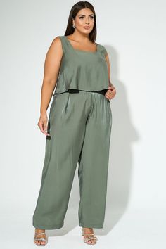 Blusa Plus Size Decote Quadrado Verde. Dê um toque de elegância e estilo ao seu guarda-roupa com nossa blusa. Confeccionada com um tecido plano suavemente brilhoso, esta blusa apresenta uma modelagem soltinha que proporciona conforto e liberdade de movimento. O decote quadrado adiciona um toque de sofisticação, enquanto as alças largas garantem suporte e permitem o uso de soutien sem preocupações. Versátil e moderna, esta blusa é perfeita para qualquer ocasião, seja para um dia casual no trabalho ou para um encontro descontraído com amigos. Adicione um toque de cor e estilo ao seu visual com esta peça encantadora. Composição: 87% viscose | 13% poliéster Plus Size Inspiration, Top Moda, Office Fashion, Dress Codes, Plus Size Fashion, Must Haves, Spring Summer, Plus Size