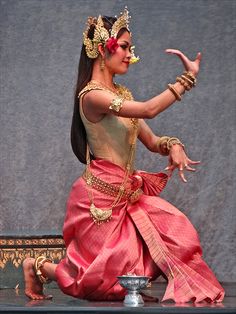 classic cambidian ballet! wishing dance! Chinese Classical Dance, Dance Of India Culture, Classical Dances Of India, Cambodian Royal Ballet, Dinner Show