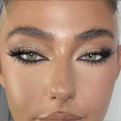 Winged Eye Look, Makeup Inspo Brunette, Bar Makeup Looks, Make Up Yeux Vert, Smokey Liner Eye Makeup, Saltburn Makeup, Upturned Eye Makeup, Snatched Makeup Looks, Fierce Makeup Look