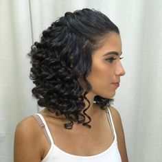 Penteados para 15 anos: 80 ideias incríveis para uma verdadeira princesa Homecoming Hairstyles Short Curly Hair, Short Curly Wedding Hair, Curly Bride, Fine Curly Hair, Short Curly Hair