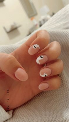 Cute Halloween Nails For Kids, Cute Halloween Nails Ghost, Halloween Nails Neutral, Pink And White Ghost Nails, Fall Nails 2023 Ghost, Nails Ideas For Kids, Cute Nails For Fall Ghost, Scream Nail Art, Halloween Nail Ghost Design