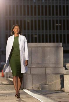 Lab Coat Photoshoot, White Coat Ceremony Photoshoot, Doctor Outfit Women White Coat, Doctors Outfit Women, White Coat Outfit Medical, Lab Coat Aesthetic