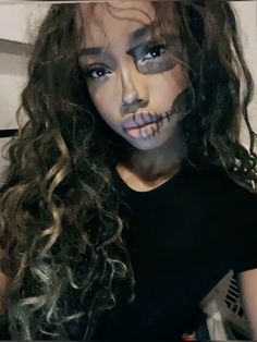 Costumes At Home Diy, Halloween Makeup Party, Curly Head Halloween Costumes, Skeleton Simple Makeup, Skull Makeup Black Women, Cute Skeleton Face Paint, Halloween Baddie Makeup, Simple Makeup Looks Halloween, Easy Dia De Los Muertos Makeup Ideas Half Face