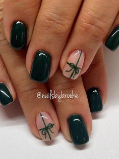 short Christmas nails: emerald green and gift design Christmas Nails 2023 Short Green, Holiday Nails 2023 Short, Green Christmas Nail Designs Square, Short Gel Nail Christmas Designs, 2023 Christmas Nails Short, December Simple Nails, Gel Nails Short Winter, Christmas And New Year Nails Short, Christmas Nail Designs Holiday Short