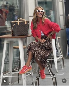 Style Leopard Skirt, London Street Style 2024, Red And Leopard Outfit, Zara Outfit 2024 Autumn, Spring Outfits 2024 Trends Women Casual, Zara Outfit Ideas, Evergreen Color, Looks Adidas, Pentecostal Fashion