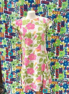 Adorable 60s flower power summer dress. White cotton with pink and yellow flowers all over. Such a vibrant and happy print!The dress has a pleated skirt and zips at the back. There are no labels, not sure, but it may be handmade. Estimated size M, but please check measurements (single, taken flat):Shoulders: 14.5"/35cmBust: 18.5"/45cmWaist: 19"/48cmHips: 21"/53cmLength: 34"/86cmThe fabric does not stretch.The previous owner has made some repairs and there is one dark stain at the back, as shown Orange Retro, 60s Dress, Retro Floral, Dress Clothes For Women, Pansies, Vintage Flowers, Vintage Shirts, Flower Power, Summer Dress