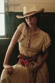 Free People Yellowstone, 1923 Yellowstone Alexandra, Yellowstone Style, Paint Photoshoot, Bandana Outfit, Cowgirl Style Outfits, American Paint, Western Accessories