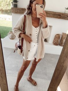 Casual Minimalist Outfit Spring, Neutral Outfits Women Summer, Cold Summer Night Outfit Casual, Summer Fashion In Your 30s, Casual Classy Outfits Summer, Summer Mommy Outfits, Baja Cruise Outfits, Womens Summer Fashion 2023 Casual, 30 Something Style