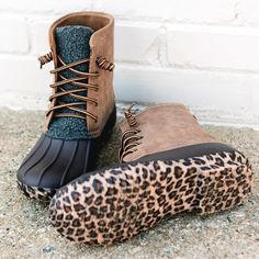 Duck Boot Outfit Ideas, Boots For Women Duck, Lepord Print Boots, Black Leopard Boots, Leather Leopard Print Winter Boots, Cheetah Fur Boots, Western Chic Fashion, Trendy Mom Outfits