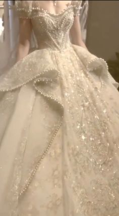 Princess Wedding Dress Aesthetic, Fairy Princess Dress Gowns, Pearl Quinceanera Dresses, Wedding Dresses Coquette, Coquette Wedding Dresses, Big Skirt Wedding Dress, Wedding Dresses Aesthetic Vintage, Royal Princess Aesthetic Dress, Coquette Ball Gown