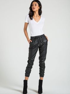 Fit Vegan, Jogger Pants Outfit, 40 Fashion, Leather Joggers, Joggers Outfit, Metal Plaque, Fashion 2020, Outfit Casual, 80s Fashion