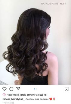 Wavy Hair Quince, Formal Hair Ideas Down Medium Length, Curled Hairstyles For Party, Hairstyles For Quince Guest, Quince Hairstyles Straight Hair, Quince Straight Hairstyles, Prom Night Hairstyle Soft Curls, Elsy Guevara Hair, Elegant Curls Medium Hair