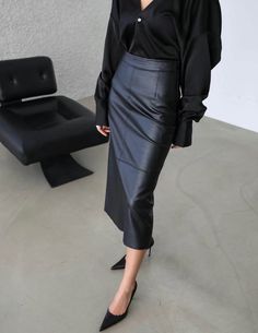 DIEGO MIDI SKIRT BLACK Leather Skirt Outfit Classy, Leather Skirt Outfit Work, Midi Leather Skirt Outfit, Leather Midi Skirt Outfit, Midi Pencil Skirt Outfit, Pencil Skirt Outfits Casual, Rocker Chic Outfit, Black Satin Midi Skirt, Trench Outfit