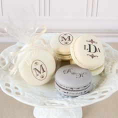 macaroon para obscuuras are displayed on a plate with the word monogram