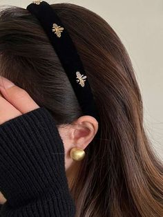 Color: Black Material: Polyester Designer Hair Accessories, Elegant Headband, Hair Accessories Vintage, Designer Headbands, Velvet Hair, Velvet Headband, Retro Hairstyles, Hair Decorations, Wide Headband