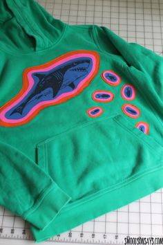 The easy way how to upcycle clothes that are too small - Swoodson Says Upcycling Hoodies Diy, Upcycle Graphic Tee, Sweatshirt Diy Ideas, Upcycling Sweatshirt, Upcycled Fashion Diy Ideas, Upcycled Fashion Refashioning, Upcycled Fashion Diy Inspiration, Sweatshirt Upcycle Diy, T Shirt Upcycling