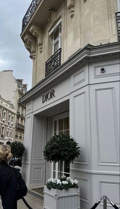 Dior Aesthetic Beige, Dior Vibes, Money Wallpapers, Dior Wallpaper, Designer Aesthetic, Beige Minimalist, Nyc Life