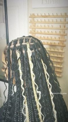 Black And Color Braids, Red Peek A Boo Braids, Knotless With Blonde, Peek A Boo Box Braids Blonde, Peka Boo Braids Color With Curls, Birthday Braid Hairstyles, Peekaboo Hair Colors Braids, Peak A Boo Knotless Braids, Knottles Braids Styles