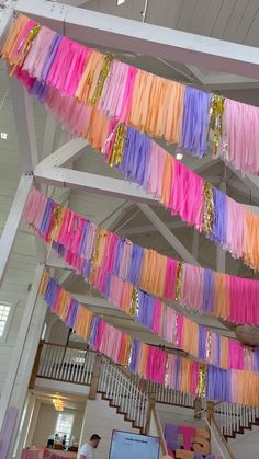 DIY fringe garland tutorial! Diy Fringe Garland, Fringe Garland, Diy Streamers, Diy Fringe, Streamer Decorations, Garland Tutorial, Streamer Backdrop, Party Streamers, Fringe Backdrops