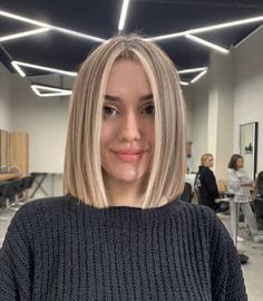 Bob Balayage, Blonde Lowlights, Medium Short Haircuts, Blonde Hair Inspiration, Short Hair Balayage, Trendy Hair Color, Medium Hair Cuts