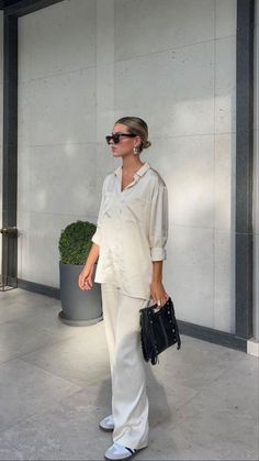 Trendy White Wide-leg Parachute Pants, Casual White Wide-leg Parachute Pants, Chic Jean Outfits, Business Casual Outfits For Women, Coat Outfits, Casual Work Outfits