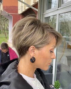 Short Bob Hair, Sleek Short Hair, Short Cropped Hair, Kort Bob, Pixie Haircut Ideas, Short Sassy Haircuts, Crop Hair, Stylish Short Hair, Short Hair Trends