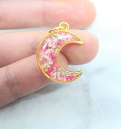 Pink Resin Jewelry With Pressed Flowers, Pink Moon Charm Jewelry, Pink Round Moon Charm Jewelry, Pink Moon Shaped Jewelry Gift, Pink Moon-shaped Jewelry Gift, Pink White Flowers, Flowers Real, Flower Moon, Pressed Flower Necklace