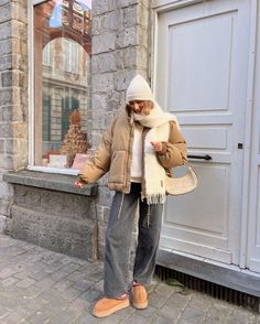 Neutral Christmas Outfits, White Outfits Winter, Winter Outfits Girl, White Beanie Outfit, Beanie Outfit Aesthetic, Cute Outfits Aesthetic, Winter Outfit Cute, Christmas Outfit Winter, Outfit Knit