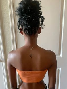 Star neck/back tattoo Tattoo Ideas Behind Neck, Baddie Tattoo Placement, Back On Neck Tattoo, Star Tattoos Spine, Tigrinya Tattoo, Bottom Neck Tattoo, Below Neck Tattoo, Star Tattoos Neck, Tattoo On The Back Of The Neck