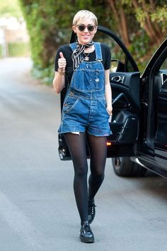 Overalls Shorts Outfit, Shorts With Tights Outfit, Miley Cyrus Outfit, Overalls Outfit, Crazy Outfits, Mila Kunis, Celebrity Street Style, Tights Outfit, Celebrity Look