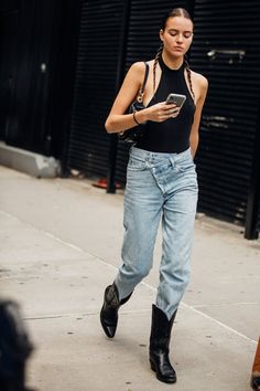 Street Style New York, Botas Western, Denim Street Style, Look Jean, Walking Down The Street, Model Street Style, Womens Style, 40s Fashion, Looks Street Style