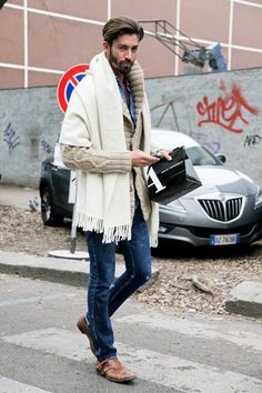 urban poncho...naturally to match Elaine's urban sombrero Strap Outfit, Monkstrap Shoes, The Sartorialist, Italian Dress, Men With Style, Mens Fashion Blog, Men's Street Style, Street Style Winter, Men Street