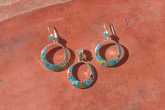 This beautiful Black Inca Calendar jewelry set is made by hand by the beautiful Quechua people of the Peruvian Andes. It is handmade in 950 silver, Lapiz Lazuli Stone and Turquoise Stone by a local family of jewelry artesians.Best quality artisan workPENDANT :Weight : 6.1 grDiameter : 3.1 cmHeight with the hook :4.5 cm  EARRINGS:Weight: 11 grDiameter : 3.1 cmHeight with the hook : 5.3 cm Traditional Turquoise Jewelry Stamped 925, Artisan Sterling Silver Jewelry With Inlay, Sterling Silver Artisan Jewelry With Inlay, Artisan Sterling Silver Inlay Jewelry, Traditional Sterling Silver Jewelry With Natural Stones, Traditional Sterling Silver Jewelry Set With Matching Earrings, Bohemian Sterling Silver Jewelry With Artistic Design, Traditional Blue Jewelry With Inlay, Traditional Sterling Silver Pendant Jewelry Sets