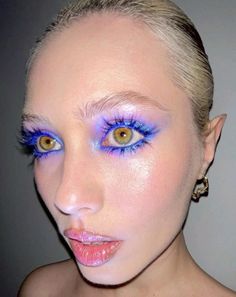 Wierd 0.5 .5 blue mascara blue eyeshadow makeup look Funky Makeup, Swag Makeup, Smink Inspiration, Dope Makeup, Edgy Makeup, Eye Makeup Art, Editorial Makeup, Sims 4 Cc, 가을 패션